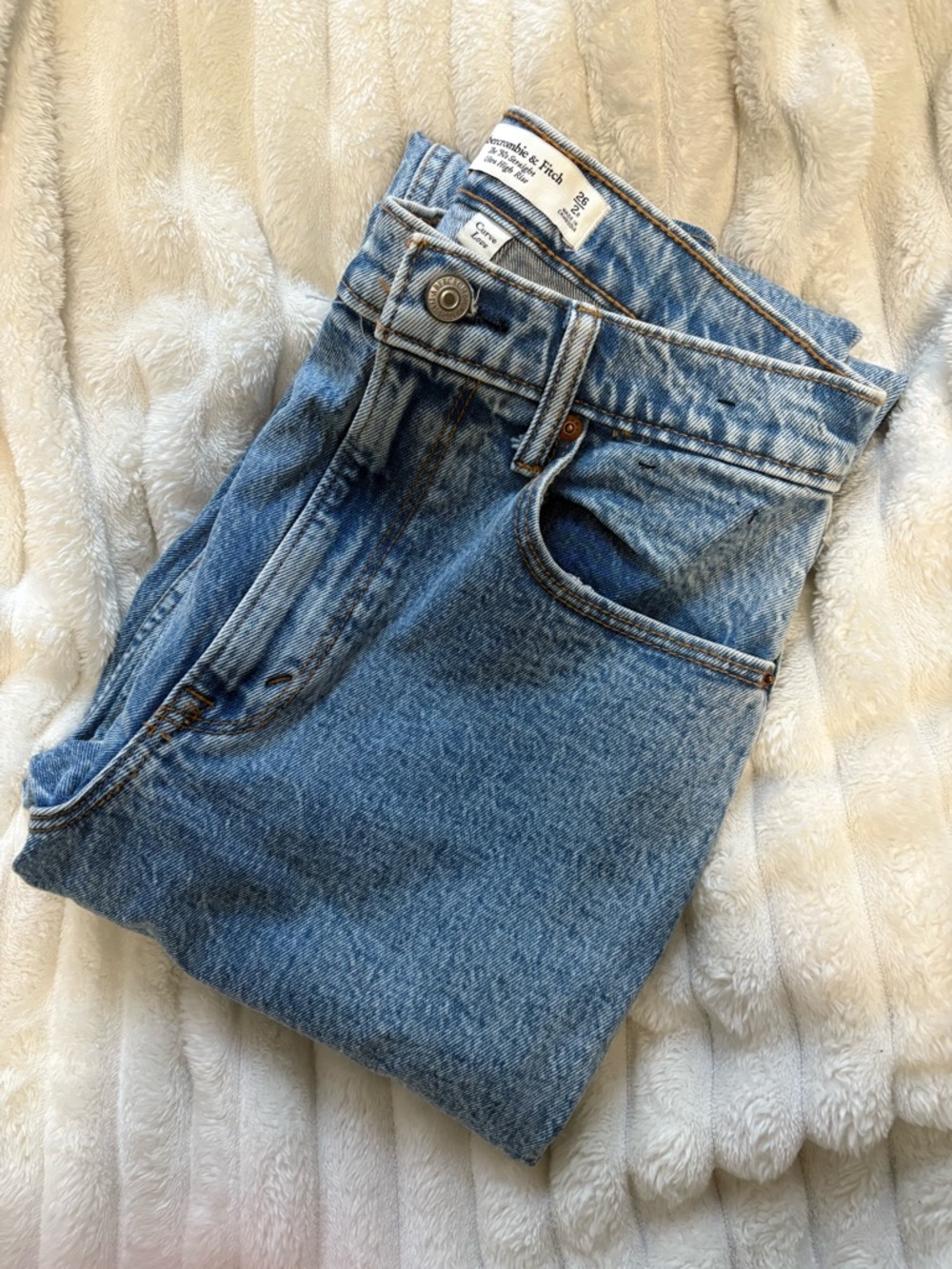 NWOT Abercrombie Curve Love Ultra High Rise 90s Straight Jean (26R)